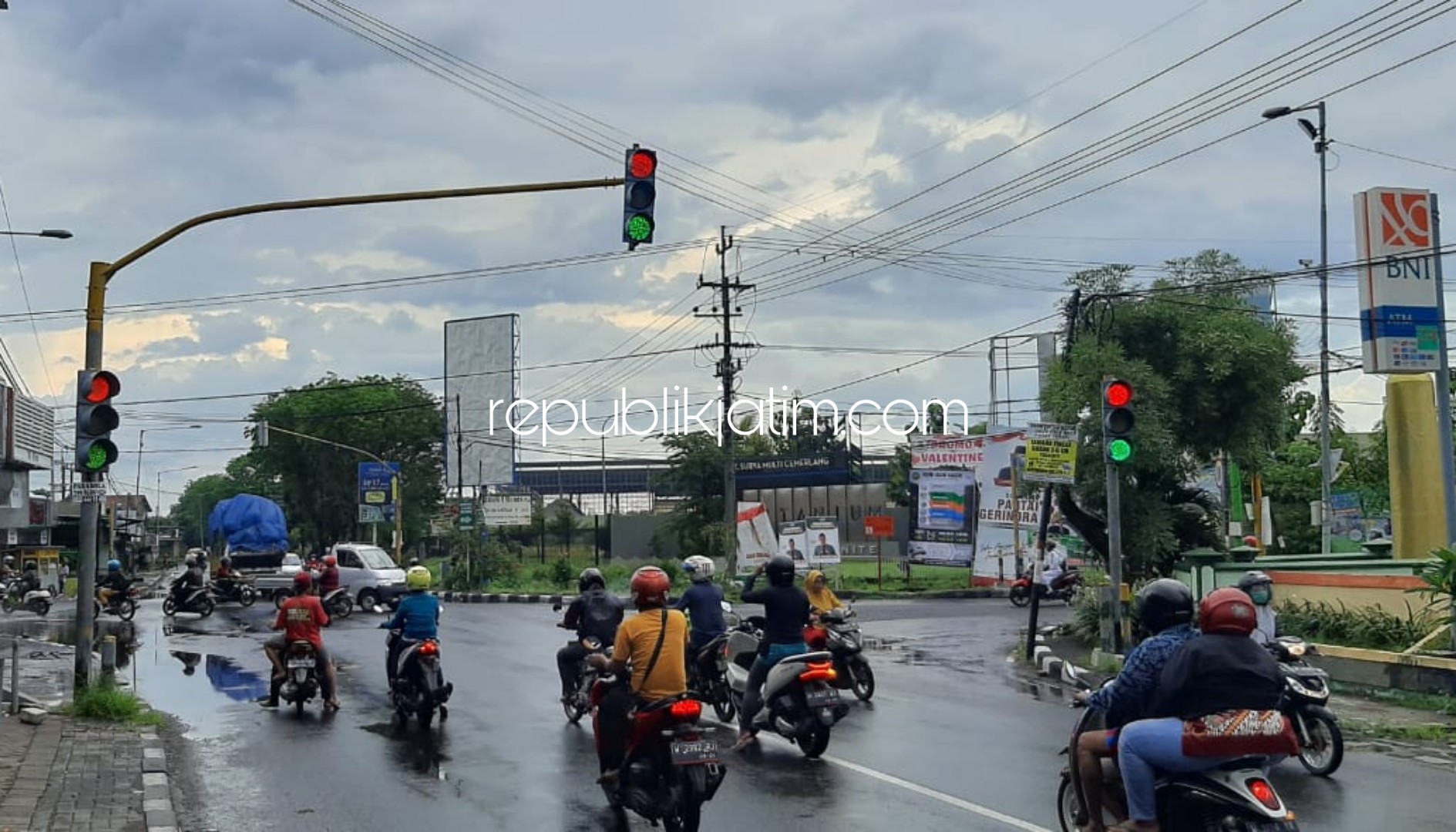 DOUBLE - Lampu traffic light di perempatan Desa/KecamatanWonoayu, Sidoarjo menyalah double merah dan hijau memicu perang klakson antar pengguna jalan dari 4 penjuru arus lalu lintas, Senin (24/02/2020) petang.
