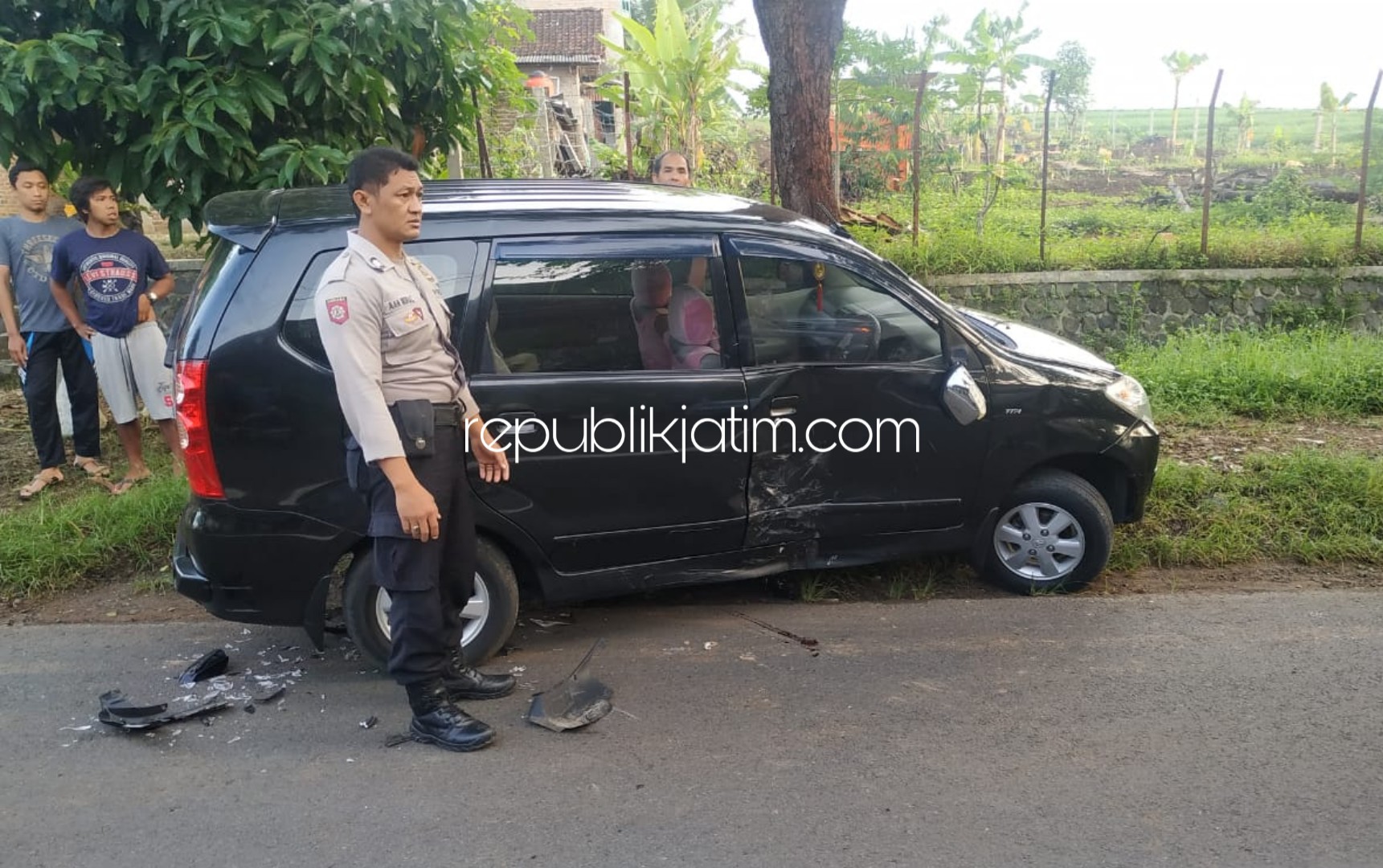 RINGSEK - Mobil Toyota Avanza ringsek usai ditabrak motor Honda Beat hingga menyebabkan pengendara motor dilarikan ke RSUD dr Hardjono Ponorogo, Senin (24/02/2020).