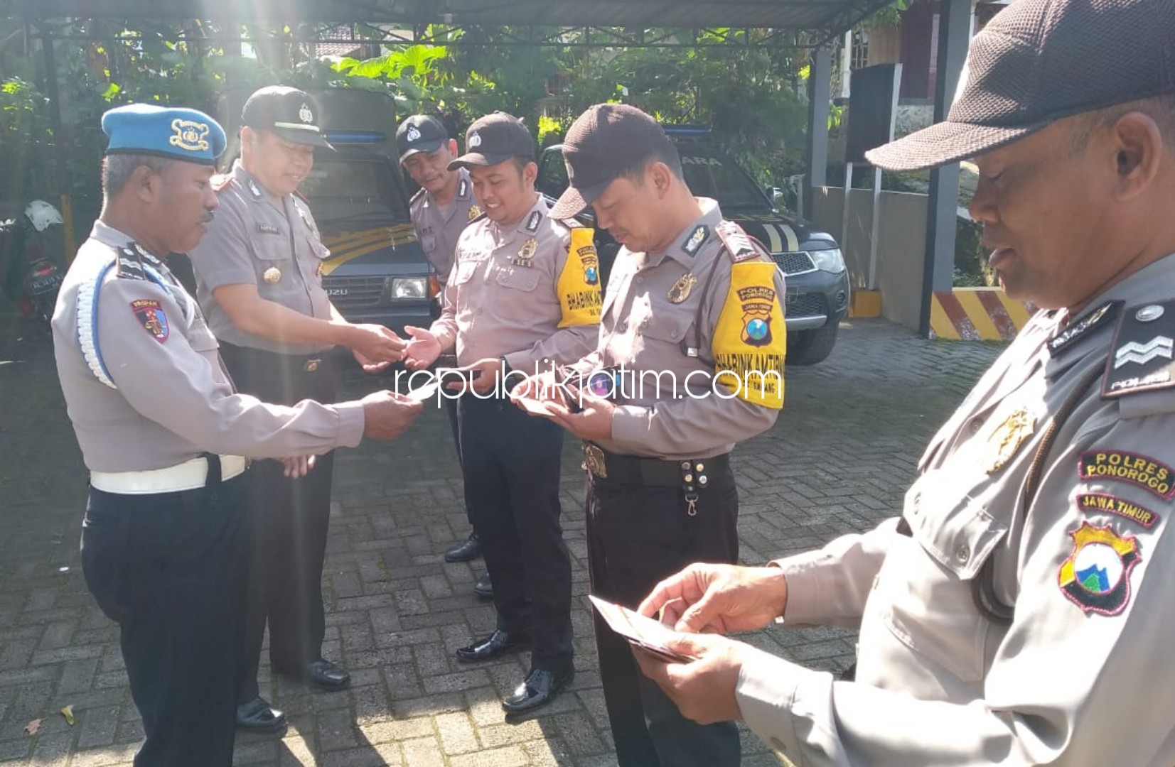 CEK KELENGKAPAN - Kanit Provos Polsek Ngebel, Aiptu Hari Mulyo secara mendadak mengecek kelengkapan anggotanya saat bertugas, Senin (24/02/2020). 