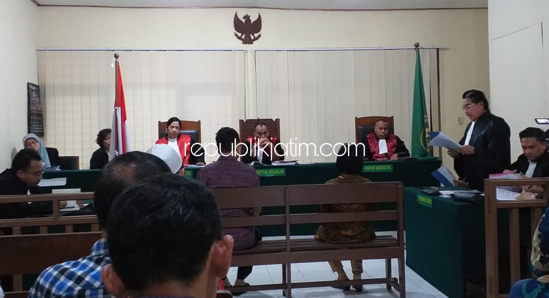 PEMBELAAN - Terdakwa kasus dugaan penyerobotan lahan Henry J Gunawan saat menyampaikan pembelaan di Pengadilan Negeri Sidoarjo, Senin (24/02/2020).
