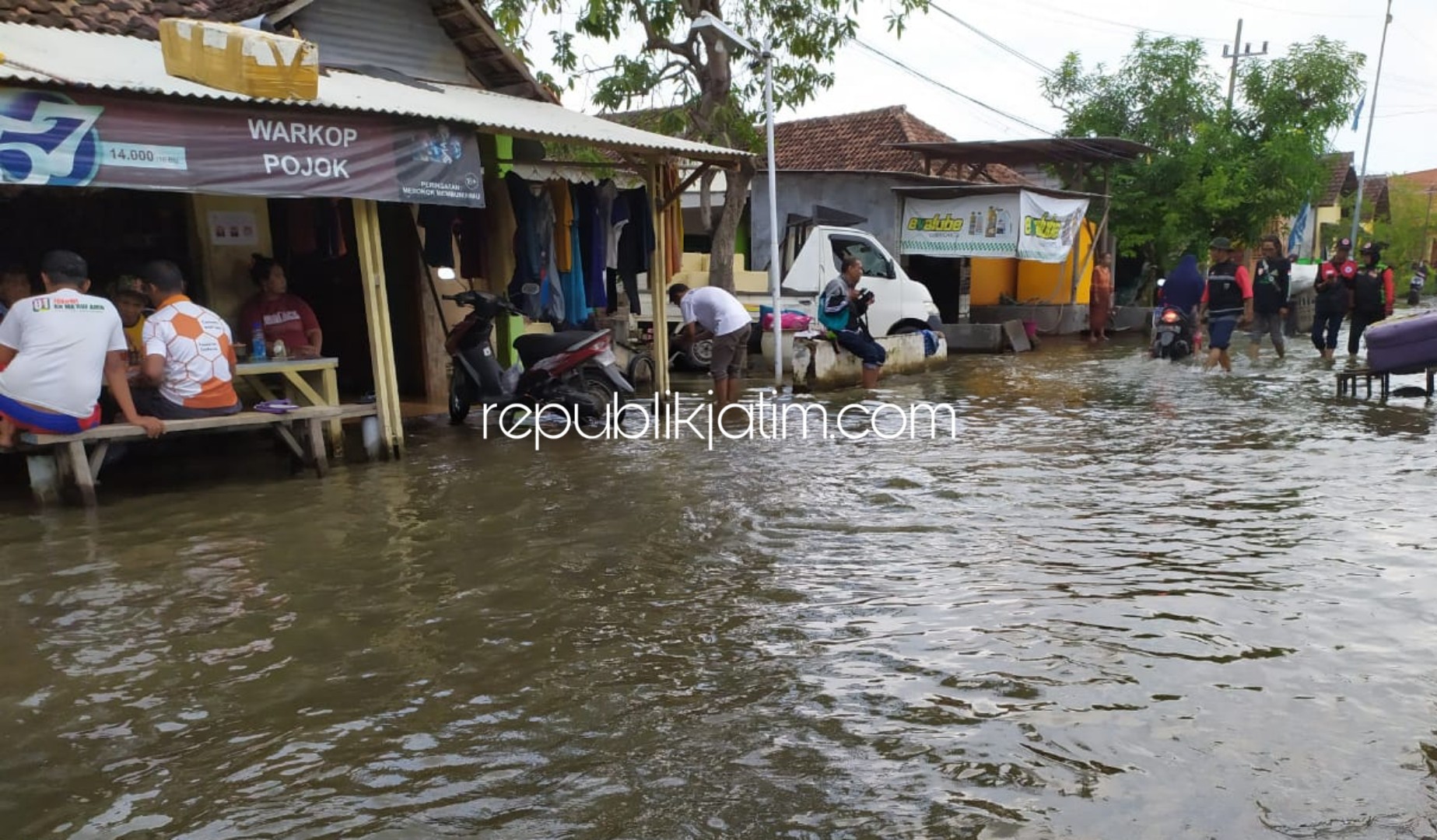TAK SURUT - Kendati Pemkab Sidoarjo menetapkan status tanggap bencana dan menyiapkan Bantuan Tak Terduga (BTT) mencapai Rp 2,7 miliar banjir di Desa Kedungbanteng dan Desa Banjarasri, Kecamatan Tanggulangin, Sidoarjo belum juga surut, Selasa (25/02/2020).