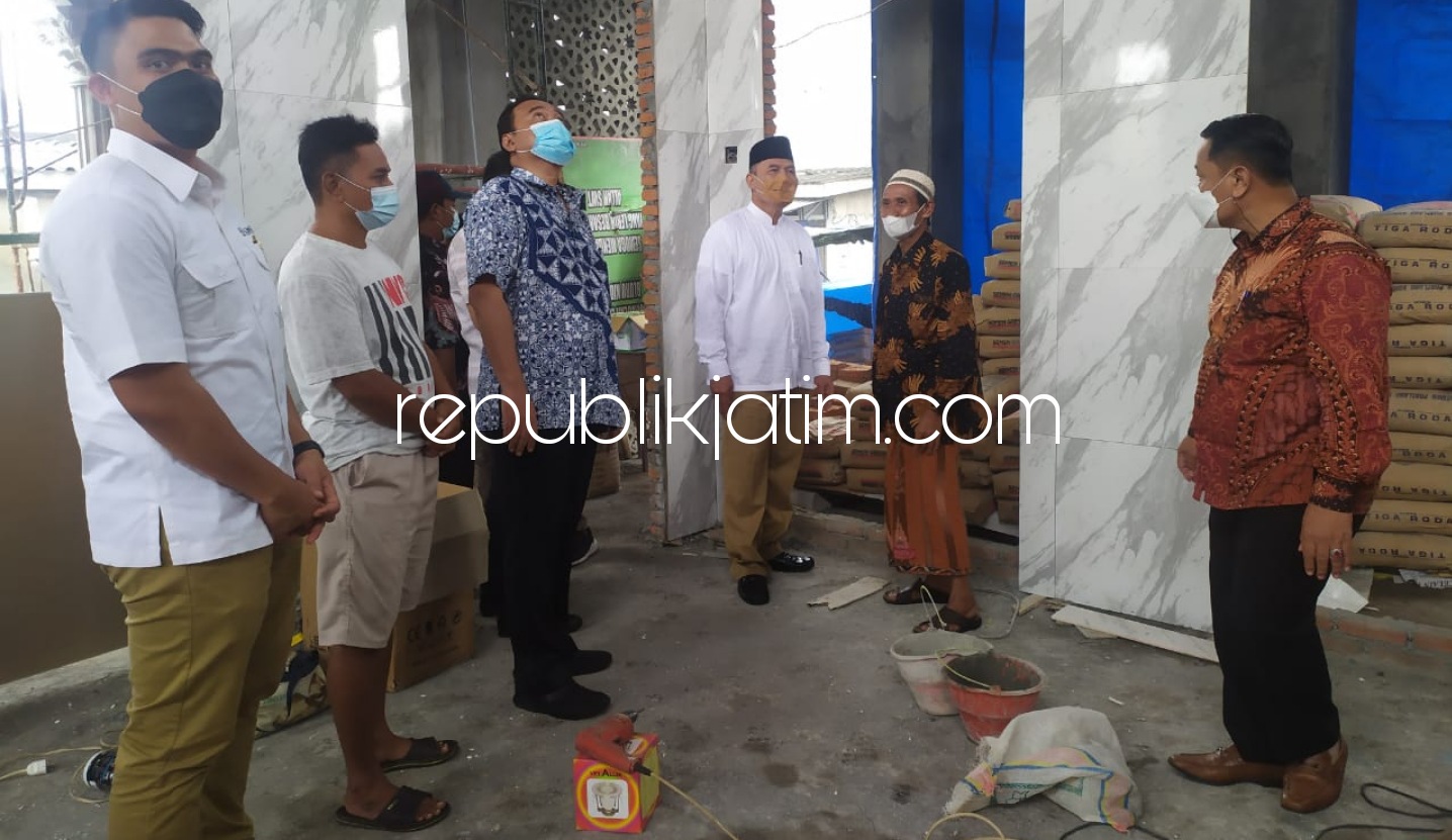 BANTUAN - Ketua Masyarakat Transportasi Indonesia (MTI) Jawa Timur, Bambang Haryo Soekartono (BHS) saat menyerahkan bantuan 100 sak semen untuk Musala Laroibah RT 02, RW 04 Desa Blurukidul, Kecamatan Sidoarjo bersama rombongannya, Kamis (25/02/2021).