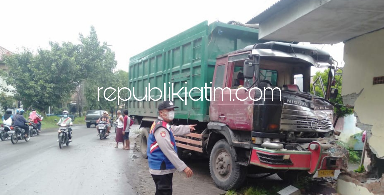 RINGSEK - Kondisi truk tronton bernopol L 8274 UE yang ringsek bagian depan usai menabrak tiang penunjuk arah jalan dan diding warung di Desa Kandangan, Kecamatan Krembung, Sidoarjo hingga jebol, Kamis (25/02/2021).