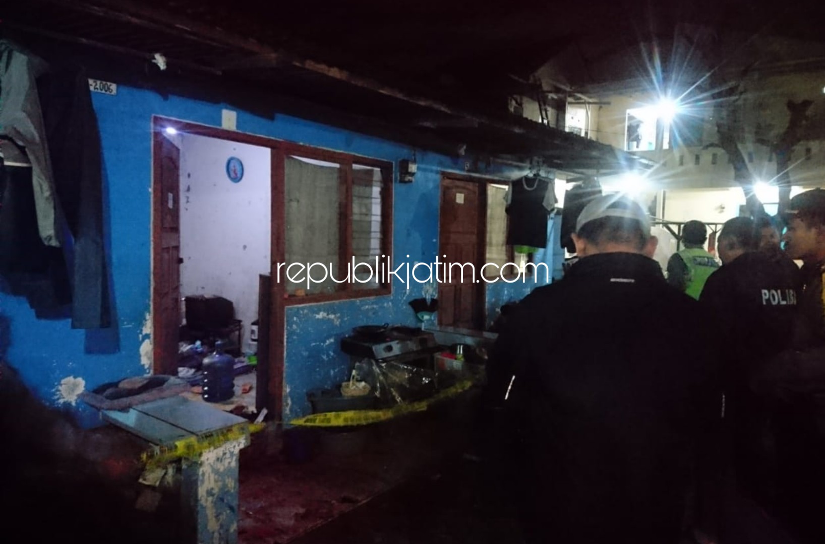POLICE LINE - Petugas kepolisian mempolice line TKP tewasnya Ria yang diduga dibacok suaminya sendiri Syarifuddin di Desa Keboansikep, Kecamatan Gedangan, Sidoarjo, Senin (24/02/2020) malam.