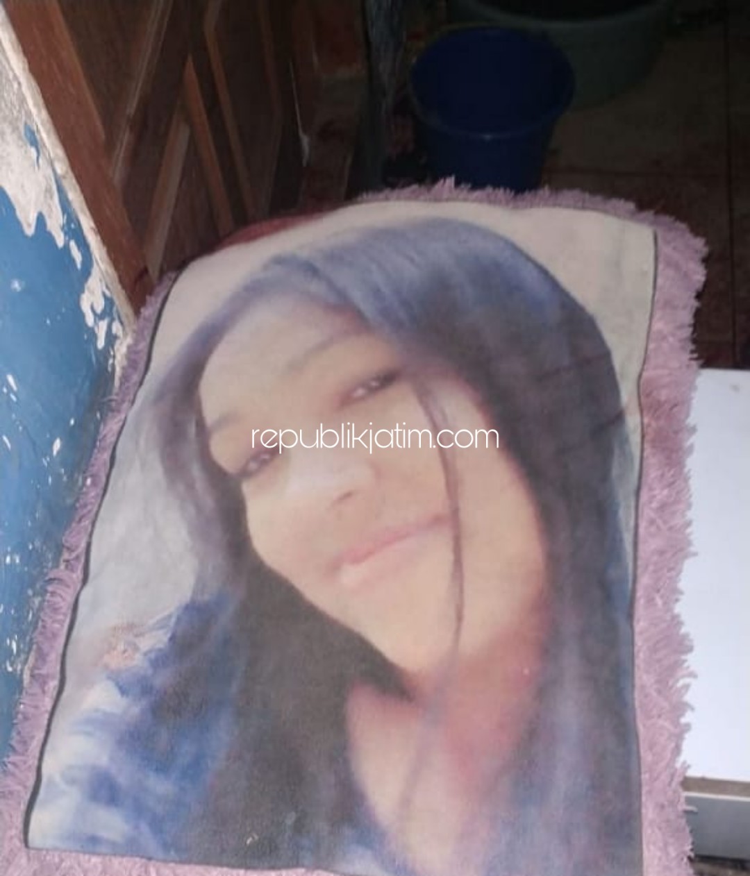 CEMBURU - Kasus kematian Ria yang diduga dibacok suaminya Syarifuddin di rumahnya Desa Keboansikep, Kecamatan Gedangan, Sidoarjo diduga karena pelaku cemburu, Selasa (25/02/2020).