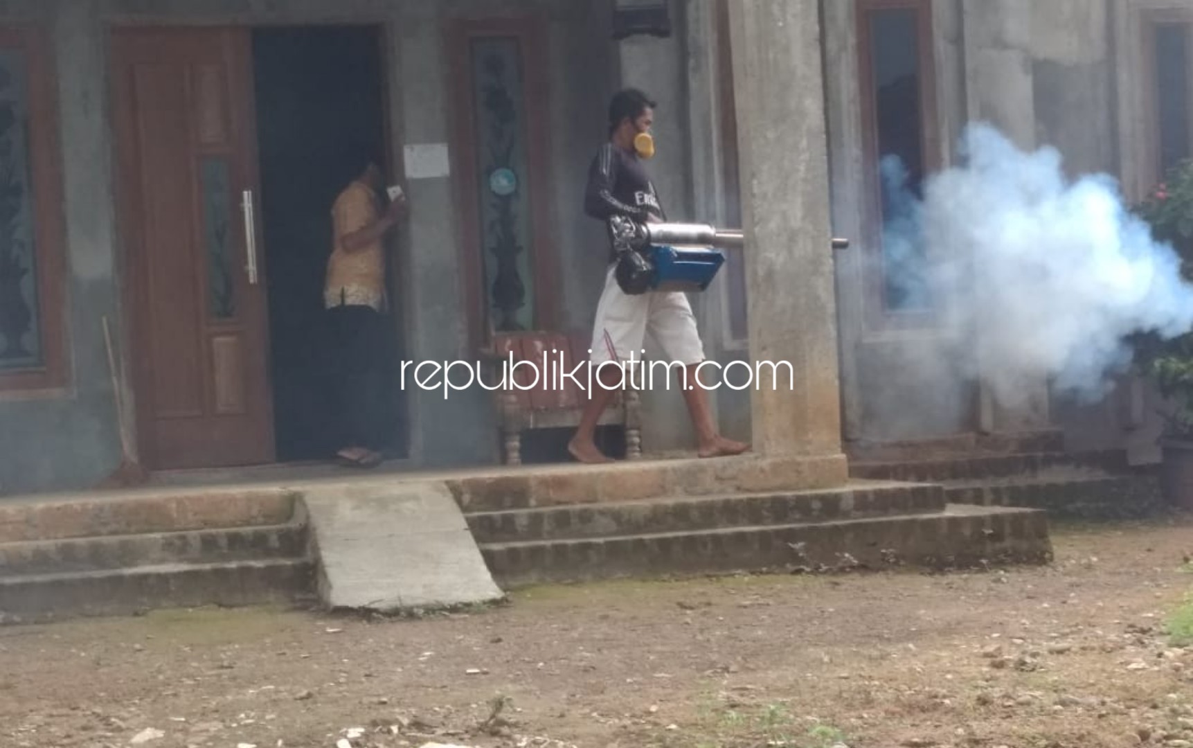 FOGGING - Para pemuda Dusun Ngemplak, Desa Munggu, Kecamatan Bungkal, Ponorogo secara swadaya menggelar fogging (pengasapan) untuk antisipasi penyebaran Demam Berdarah (DB) di lingkungannnya, Selasa (25/02/2020).