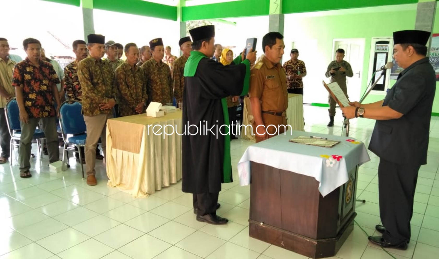 DIPERPANJANG - Pelantikan dan pengambilan sumpah Pj Kades Glagaharum, Kecamatan Porong, Sidoarjo, Mukhammad Tosim sebagai bentuk perpanjangan jabatan, Selasa (25/02/2020).