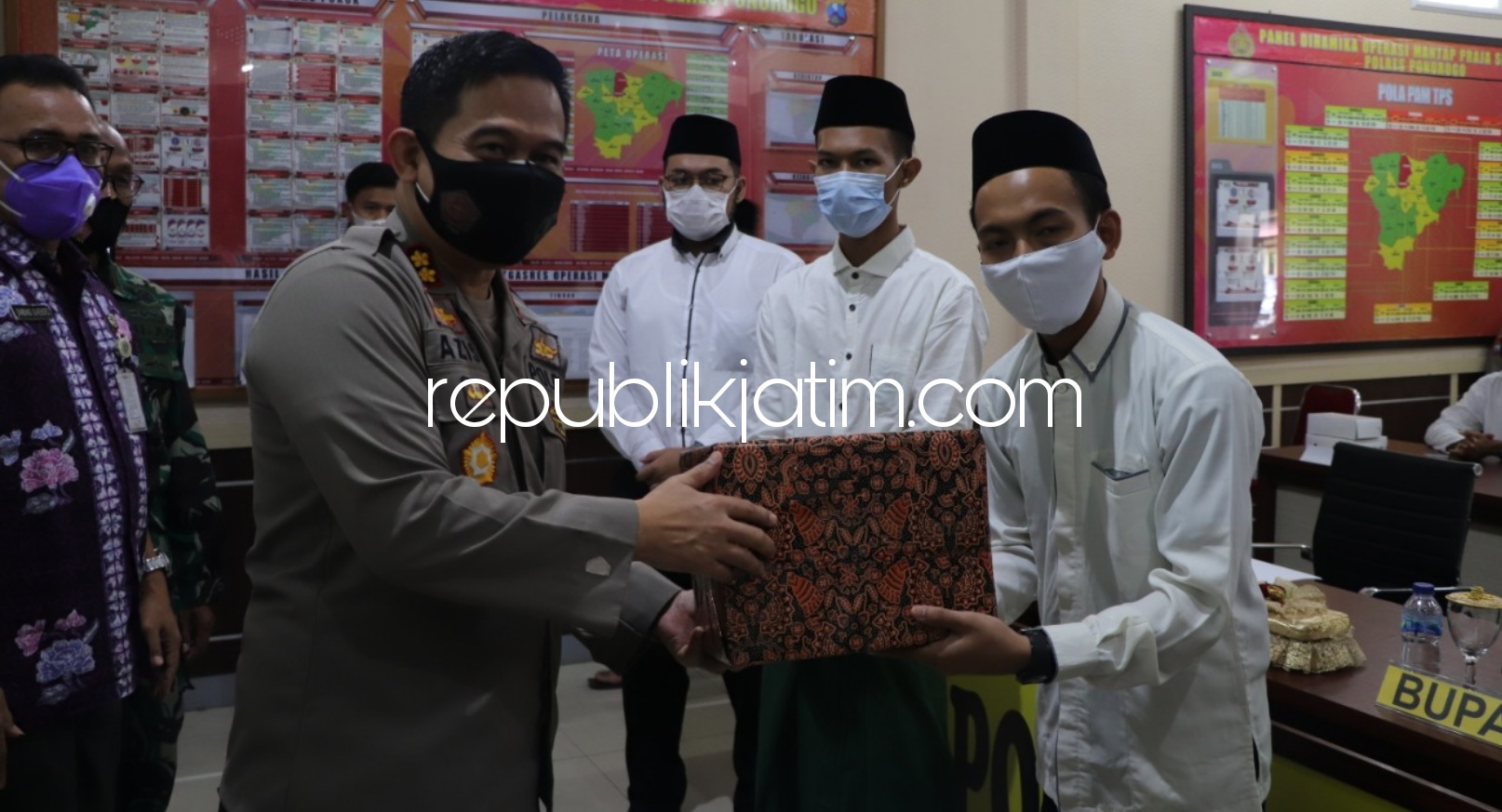 SANTRI BERMASKER - Kapolres Ponorogo, AKBP Mochamad Nur Azis bersama para kiai dan santri saat mengikuti Vidcon di Gedung Pesat Gatra Polres Ponorogo dalam pencanangan Santri Bermasker, Kamis (25/02/2021).