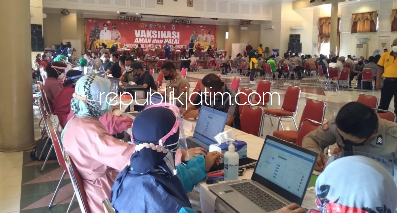 VAKSIN - Sebanyak 925 personil Polres Ponorogo dan jajaran mengikuti vaksin di Gedung Sasana Praja Ponorogo, Jumat (26/02/2021).