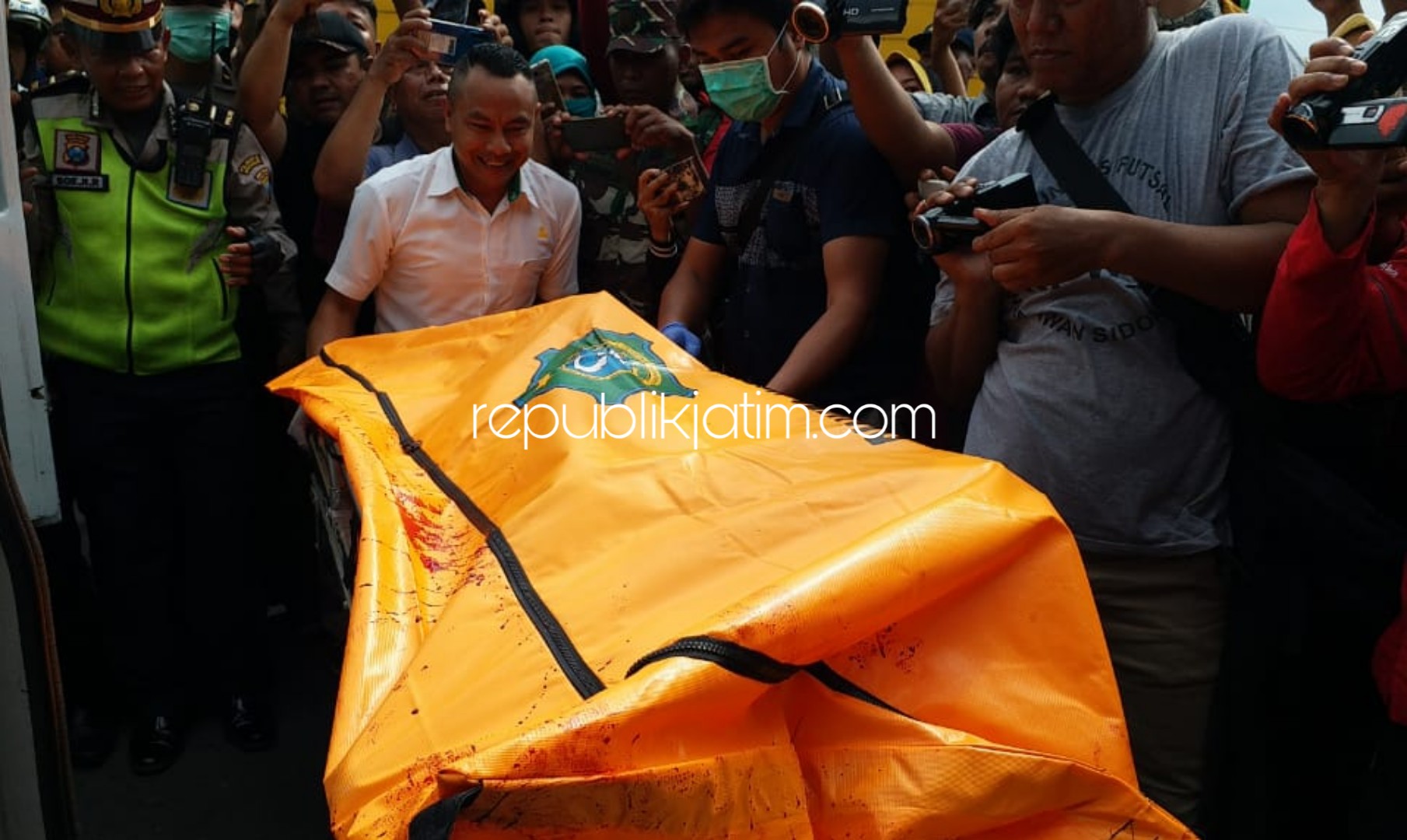 EVAKUASI - Sejumlah petugas mengevakuasi jenazah Siti Fadillah (47) warga Desa Ganting, Kecamatan Gedangan, Sidoarjo yang diduga jadi korban perampokan ke RSUD Sidoarjo, Rabu (26/02/2020).