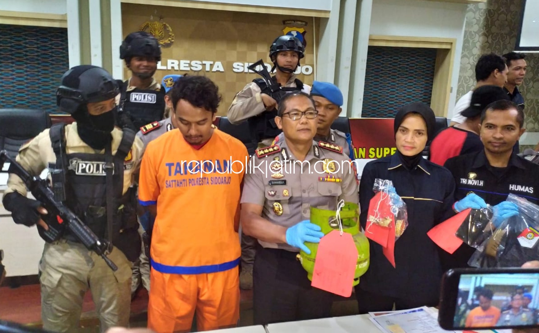 MENANTU - Tim Satuan Reskrim Polresta Sidoarjo dan Unit Reskrim Polsek Gedangan menangkap tersangka pembunuhan mertua Totok Dwi Prasetyo (25) warga Perum Pasegan Asri, Desa Kloposepuluh, Kecamatan Sukodono, Sidoarjo dua jam usai pembunuhan, Rabu (26/02/20