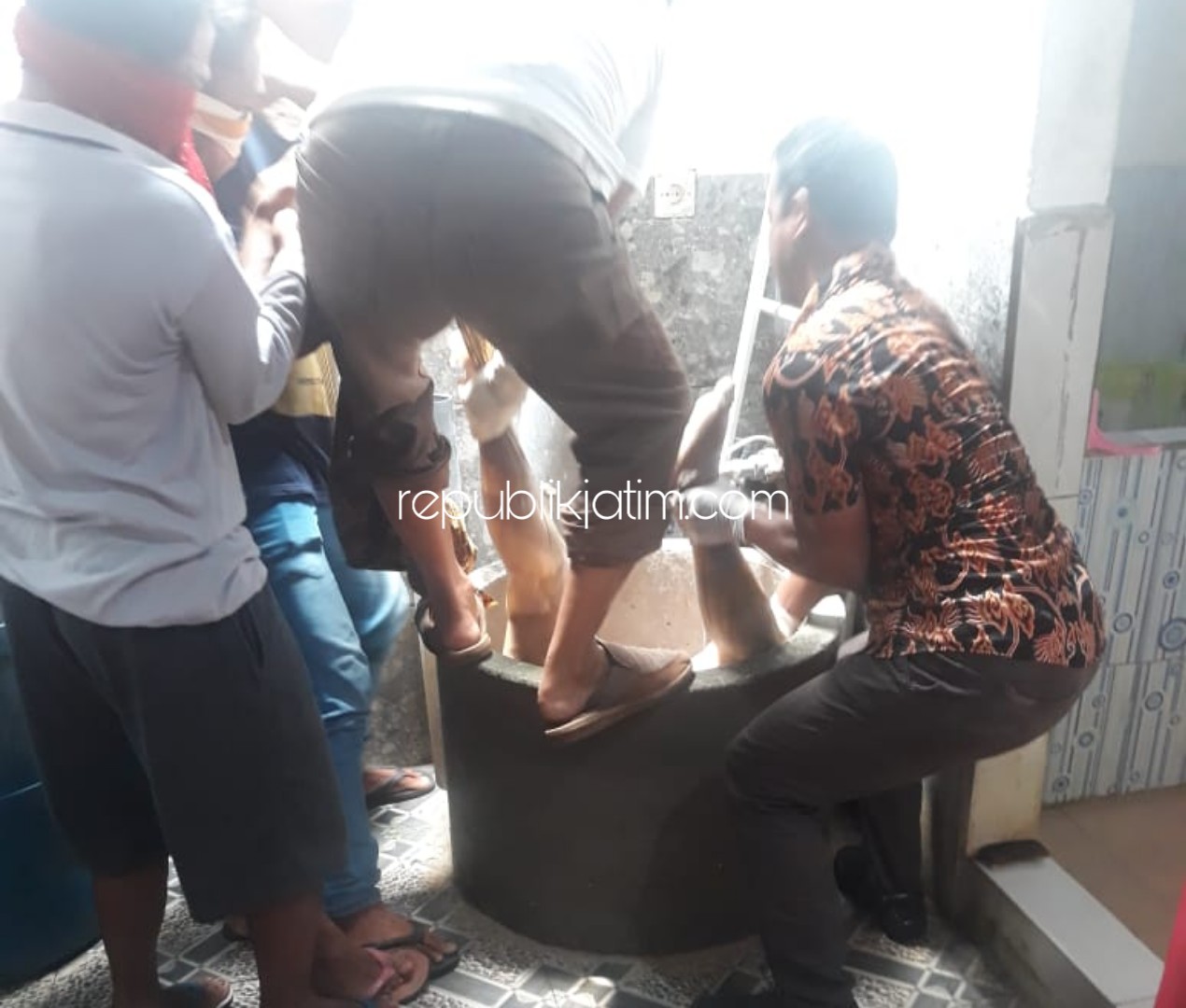 EVAKUASI - Petugas dan warga mengevakuasi jenazah Sarni (69) warga Desa Pangreh, Kecamatan Jabon, Sidoarjo dari dalam sumur rumahnya dan dilarikan ke RS Bhayangkara Pusdik Gasum Porong untuk divisum, Rabu (26/02/2020).