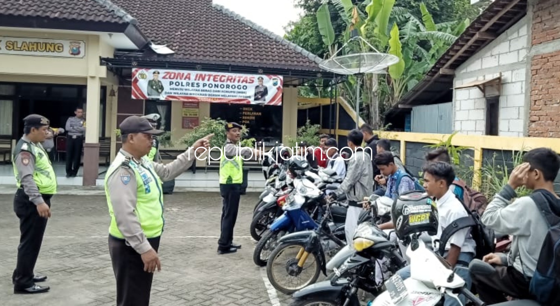 RAZIA - Sebanyak 10 pelajar diangkut ke Polsek Slahung karena kedapatan membolos sekolah saat jam pelajaran berlangsung nongkrong di warung, Rabu (26/02/2020).