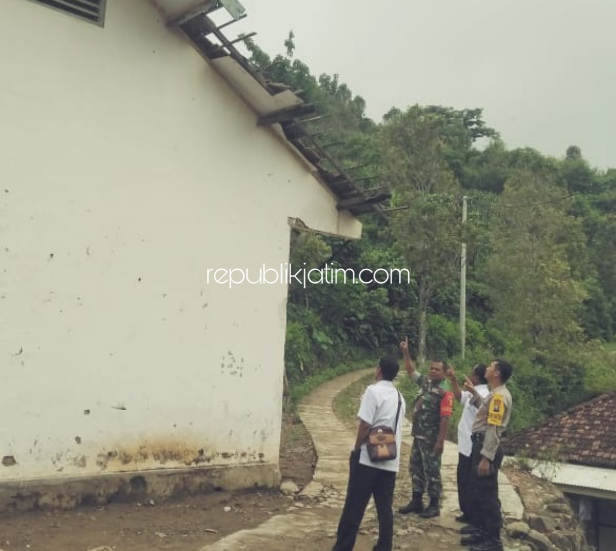 RUSAK - Gedung SDN 03 Pelem, Kecamatan Bungkal, Ponorogo kondisinya memprihatinkan karena banyak yang rusak baik atap, plafon maupun temboknya keropos, Rabu (26/02/2020).