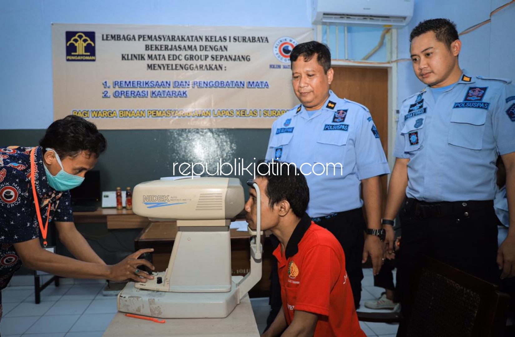 SCRENING - Sebanyak 61 Warga Binaan Pemasyarakatan (WBP) Lapas Kelas I Surabaya di Porong, Sidoarjo mengikuti screening berbagai penyakit mata secara gratis di ruang Klinik Kesehatan, Kamis (27/02/2020).