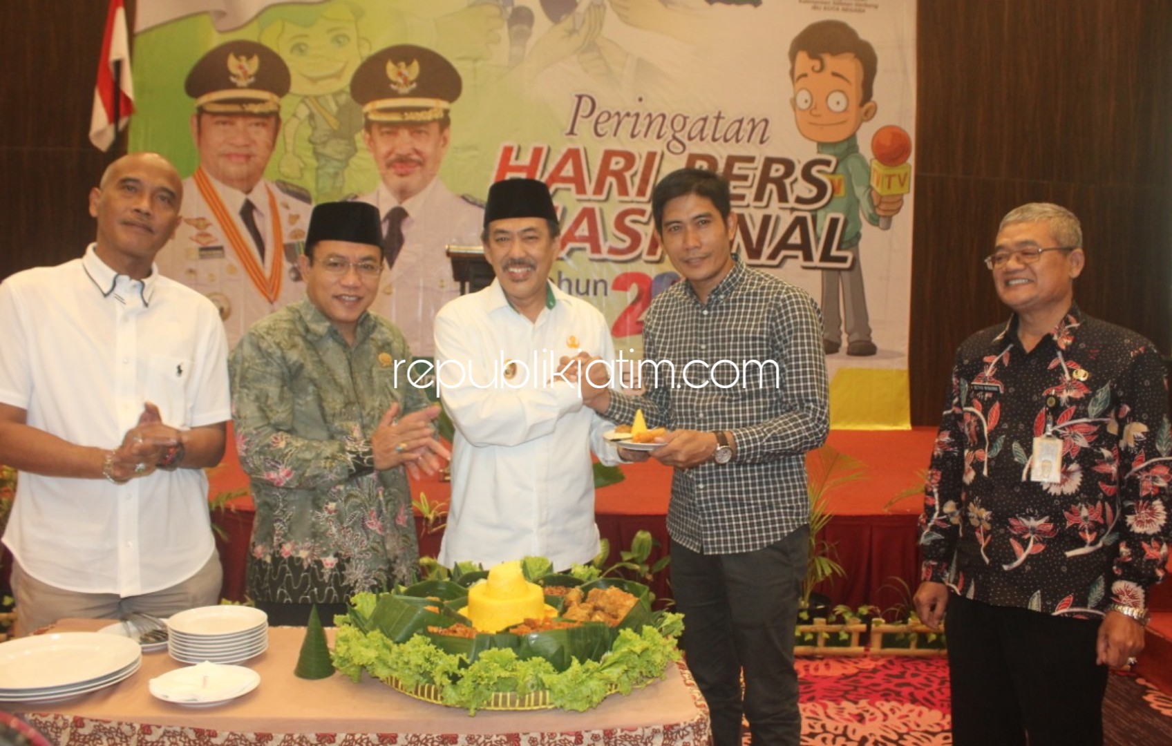 TUMPENG - Wabup Sidoarjo, Nur Ahmad Syaifuddin menyerahkan potongan tumpeng kepada Ketua PWI Sidoarjo, Abdul Rouf saat peringatan Hari Pers Nasional (HPN) Tahun 2020 di Fave Hotel Sidoarjo, Rabu (27/02/2020) sore.