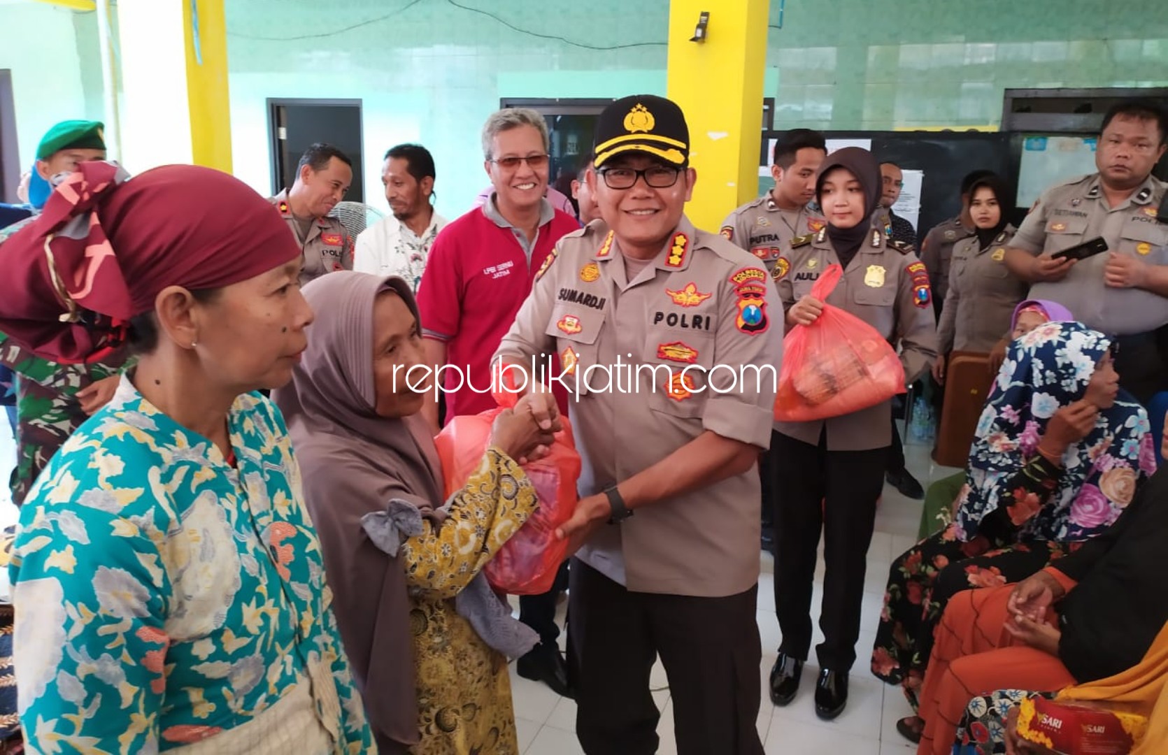 BANTUAN - Kapolresta Sidoarjo, Kombes Pol Sumardji menyerahkan bantuan sembako secara simbolis untuk korban banjir warga Desa Kedungbanteng dan Desa Banjarasri, Kecamatan Tanggulangin, Sidoarjo, Kamis (27/02/2020).