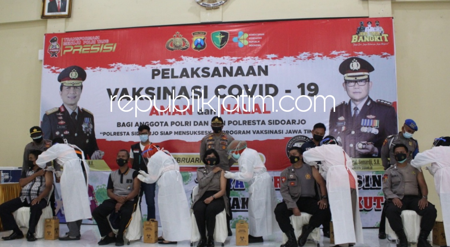 VAKSIN - Ribuan personel Polri dan ASN Polresta Sidoarjo serta polsek jajaran menjalani vaksinasi Covid-19 di Gedung Serbaguna Polresta Sidoarjo, Sabtu (27/02/2021).