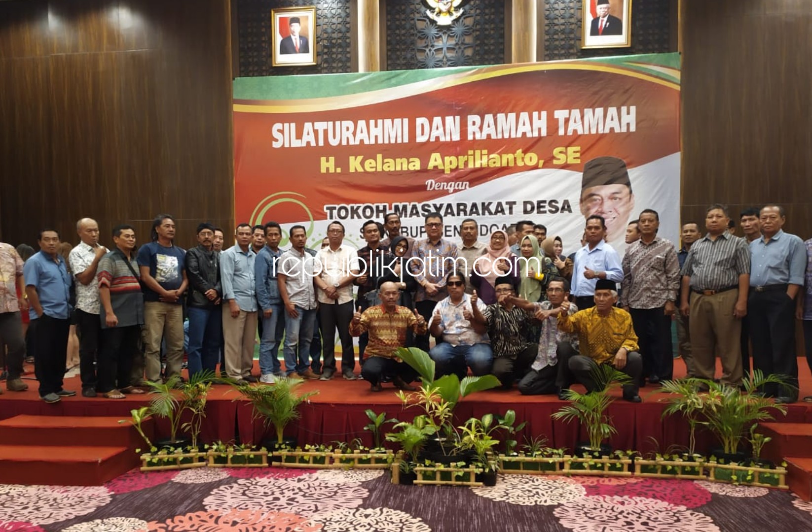 FOTO BERSAMA - Bacabup Sidoarjo, Kelana Aprilianto berpose foto bersama saat menutup acara Silaturahmi dan Ramah Tamah Kelana Aprilianto dengan Tokoh Masyarakat (Tomas) Desa se Kabupaten Sidoarjo di Fave Hotel, Sidoarjo, Kamis (26/02/2020) malam.