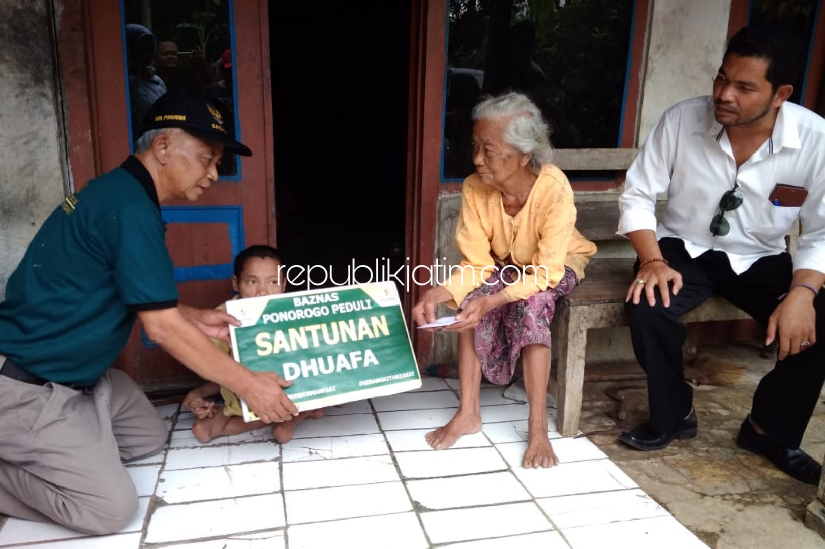BANTUAN - Ketua Baznas Ponorogo, Luhur Karsanto menyerahkan bantuan biaya hidup kepada dua penderita cacat fisik dan satu kakek Rlrenta yang hidup dalam kemiskinan di Desa Munggu, Kecamatan Bungkal, Ponorogo, Rabu (26/02/2020).