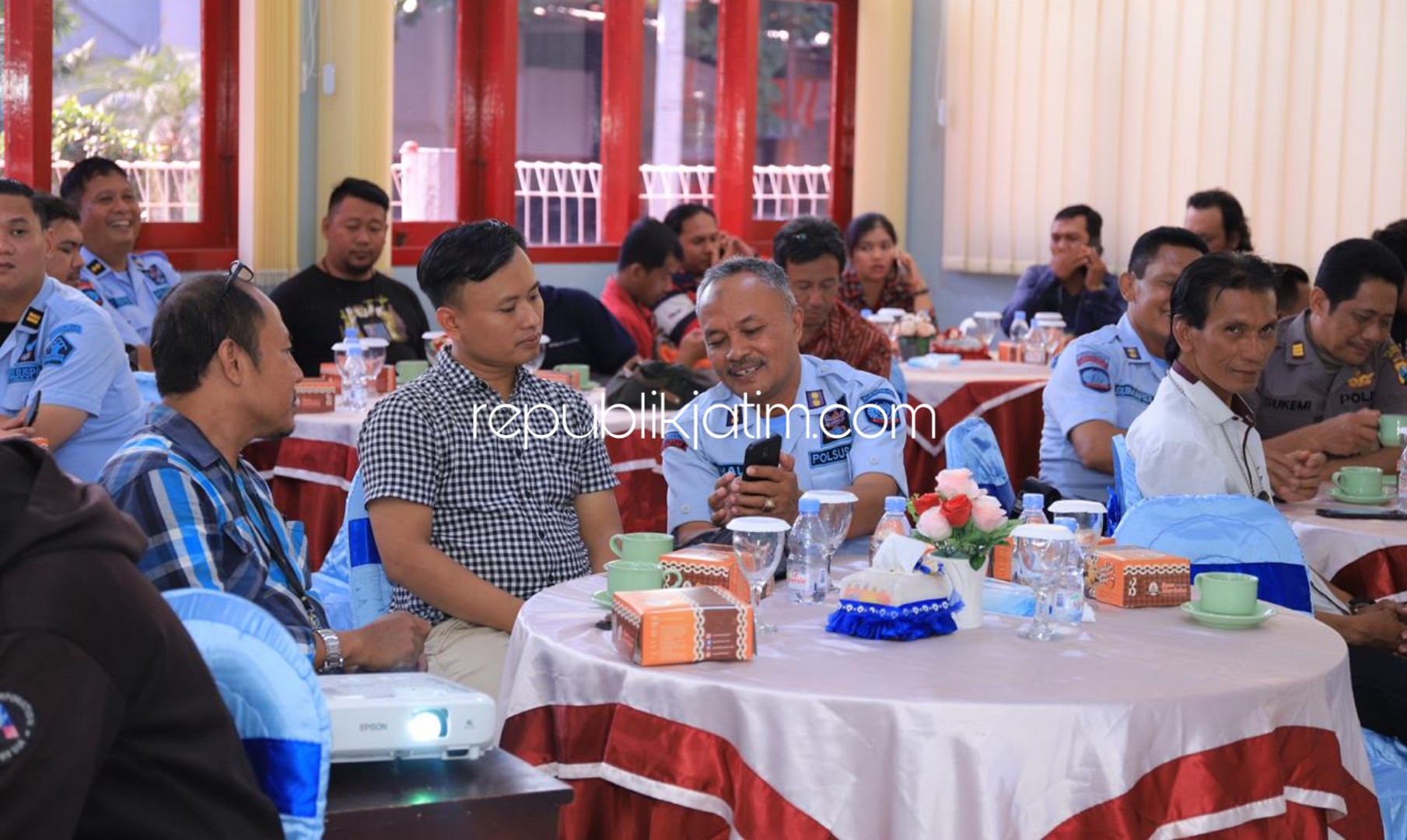 GAHTERING - Lapas Kelas I Surabaya di Porong, Sidoarjo menggelar acara ngopi santai bersama awak media bidang hukum se Sidoarjo, Kamis (27/02/2020).