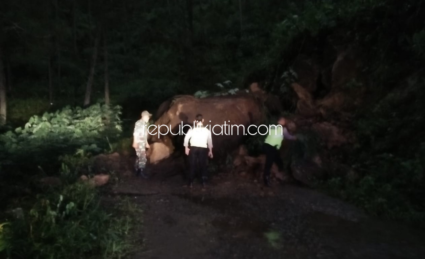 LONGSOR - Material longsor dan bongkahan batu besar yang menutup jalur antar desa di Kecamatan Ngrayun, Ponorogo, Kamis (27/02/2020) malam.