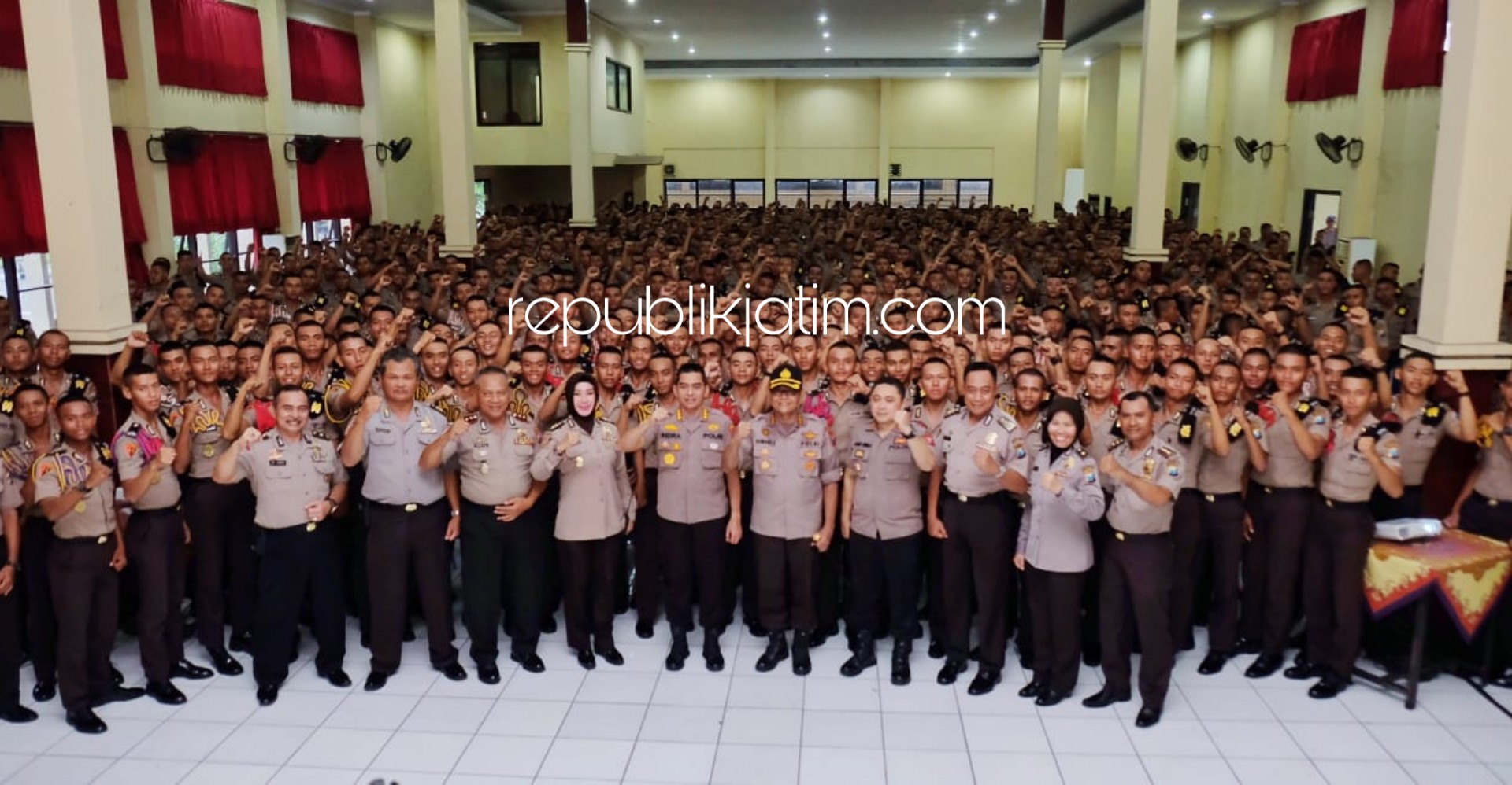 MOTIVASI - Kapolresta Sidoarjo, Kombes Pol Sumardji memberi motivasi 685 siswa Diktuk Bintara Polri 2019/2020 di SPN Polda Jatim, di Bangsal, Mojokerto, Kamis (27/02/2020).