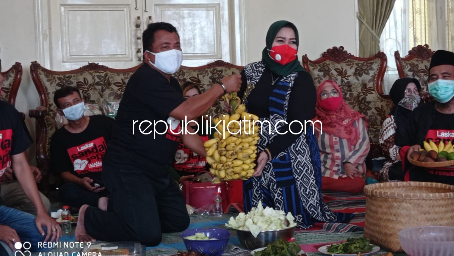 JAGONG - Ketua Relawan Sandal Jepit, Misranto menyerahkan satu tandan pisang kepada Wakil Bupati Ponorogo, Lisdyarita di Rumah Dinas (Rumdin) bersama para tamu, Minggu (28/02/2021).
