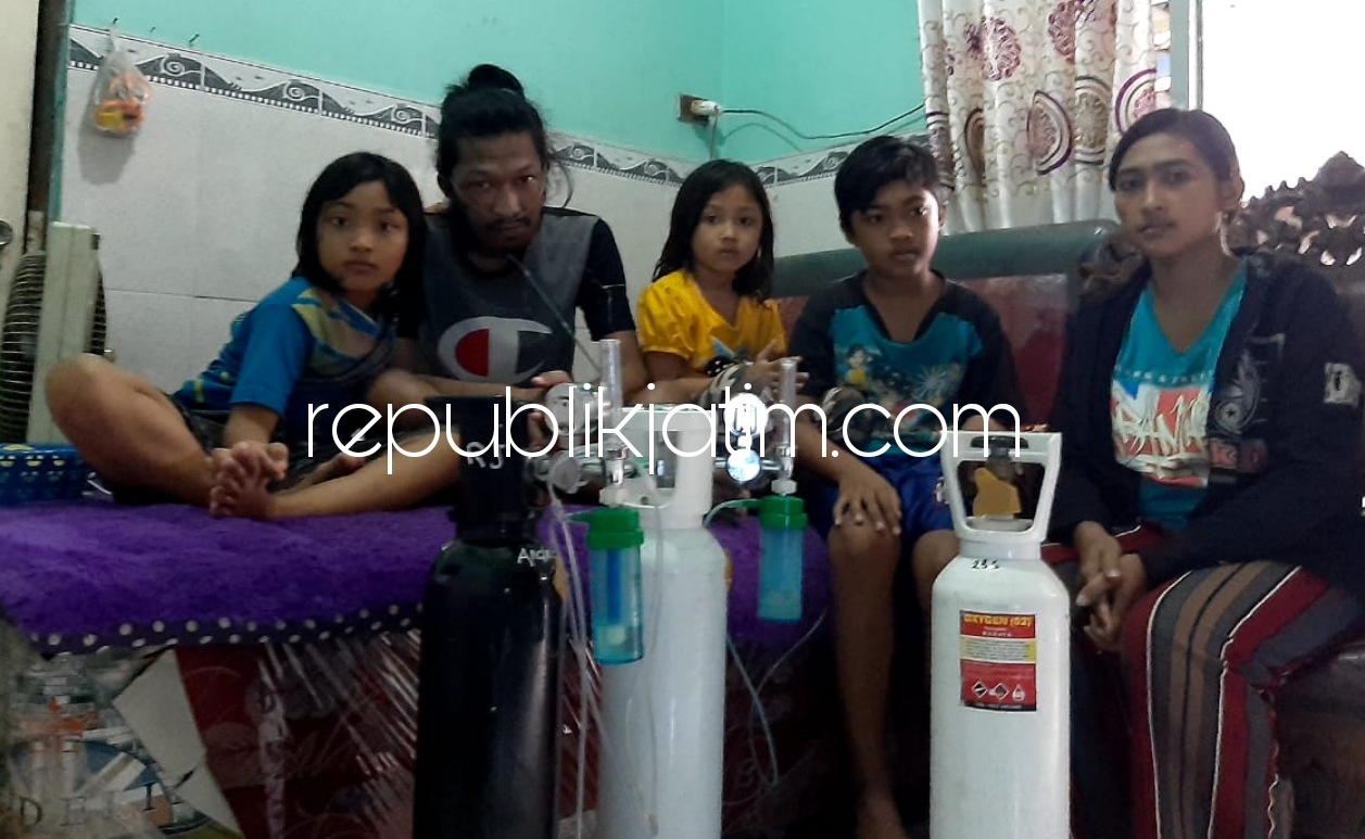 SETIA - Kondisi M Sholeh Khotib ditemani istrinya Wilujeng dan ketiga yang setia menemani ayahnya yang sakit di rumahnya Desa Tambakkemerakan, Kecamatan Krian, Sidoarjo, Minggu (28/02/2021).