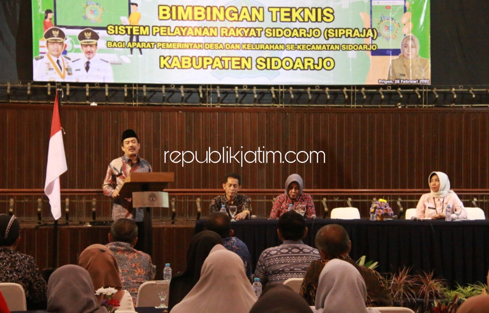 SIPRAJA - Wabup Sidoarjo, Nur Ahmad Syaifuddin memberi paparan soal penerapan sistem Aplikasi Sipraja yang mulai diterapkan di Kecamatan Sidoarjo saat sosialisasi di Hotel Senyiur, Prigen, Kabupaten Pasuruan, Jum’at (29/02/2020).