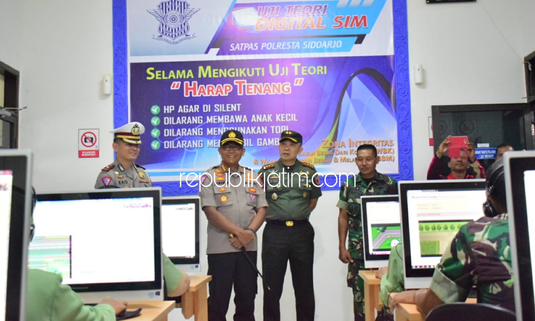 SHOFT LAUNCHING - Kapolresta Sidoarjo, Kombes Pol Sumardji didampingi Kasat Lantas, Kompol Eko Iskandar dan Dandim 0816 Sidoarjo, Letkol Inf M Iswan Nusi menyaksikan pelayanan ujian SIM di Satpas Polresta Sidoarjo, Minggu (01/03/2020).