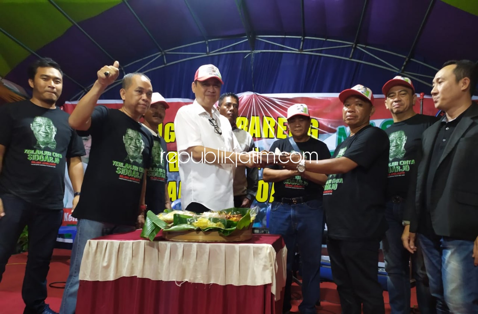 TUMPENG - Bacabup Sidoarjo, Kelana Aprilianto memotong dan menyerahkan tumpeng kepada Ketua Komando Sidoarjo Baru (KSB), Pak Cikrak di KNV Sidoarjo sekaligus bertemu dengan ratusan Korcam dan Kordes, Minggu (01/03/2020) malam.
