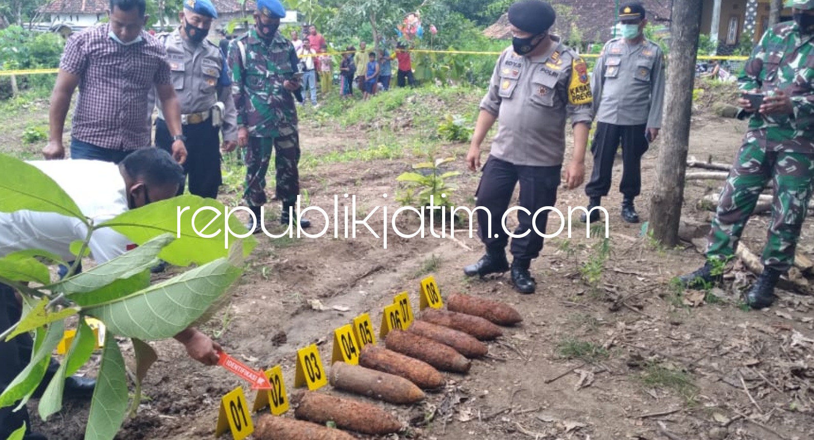 MORTIR - Sebanyak delapan buah mortir ditemukan warga Dusun Ngrukem II, Desa Ngrukem, Kecamatan Mlarak, Ponorogo dievakuasi petugas gabungan, Senin (01/03/2020).