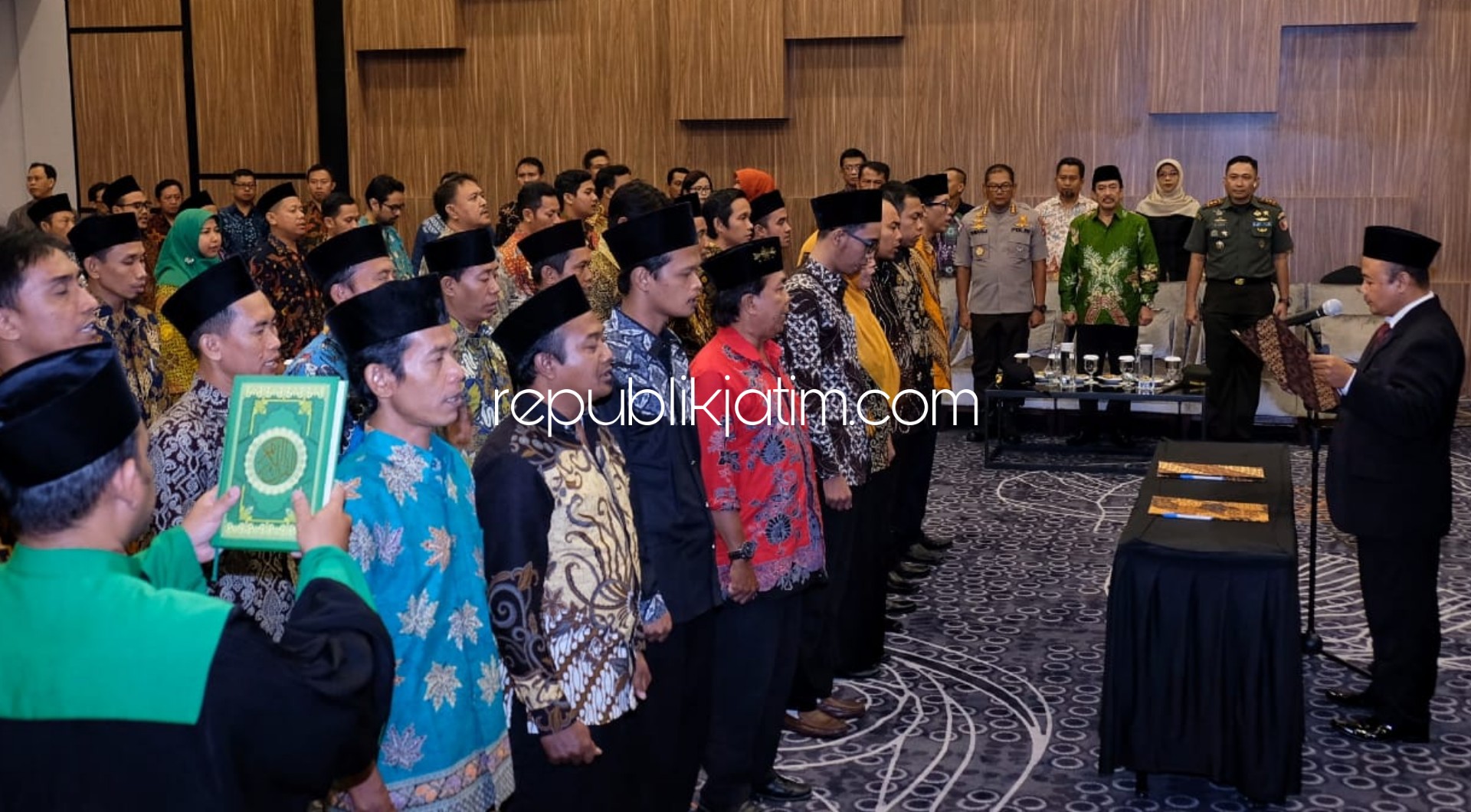LANTIK - Ketua KPU Sidoarjo, M Iskak melantik 90 Panitia Pemilihan Kecamatan (PPK) disaksikan Forkopimda di Ballroom Aston Hotel, Sidoarjo, Sabtu (29/02/2020) petang.