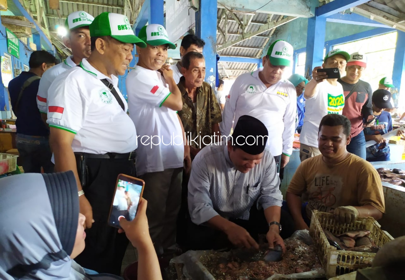 ASPIRASI - Bacabup Sidoarjo, Bambang Haryo Soekartono (BHS) menampung aspirasi para pedagang, tengkulak, nelayan dan pembeli (konsumen) di Tempat Penampungan Ikan (TPI) JL Lingkar Timur, Sidoarjo, Minggu (01/03/2020).