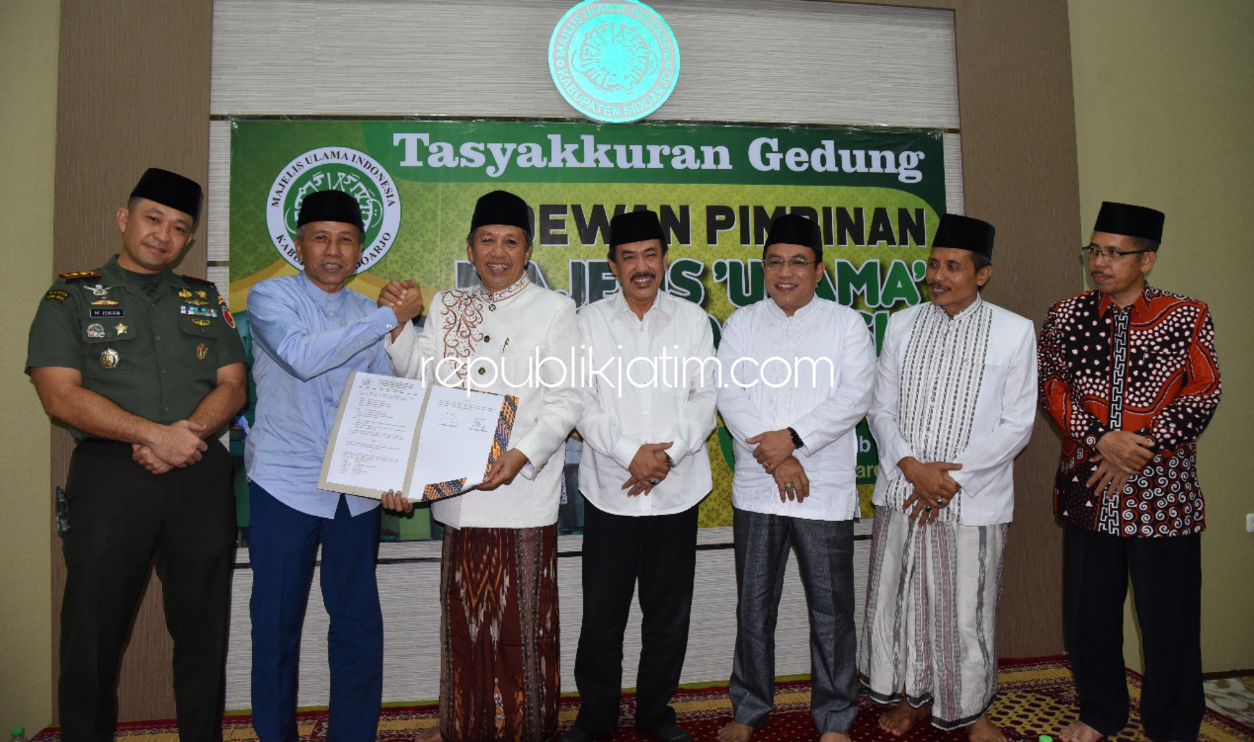 KANTOR BARU - Sekda Sidoarjo Achmad Zaini menyerahkan berita acara serah terima Gedung MUI Sidoarjo beserta satu unit mobil operasional kepada Ketua MUI Sidoarjo, KH Salim Imron saat peresmian kantor baru MUI di JL Raden Patah, Sidoarjo, Minggu (01/03/202