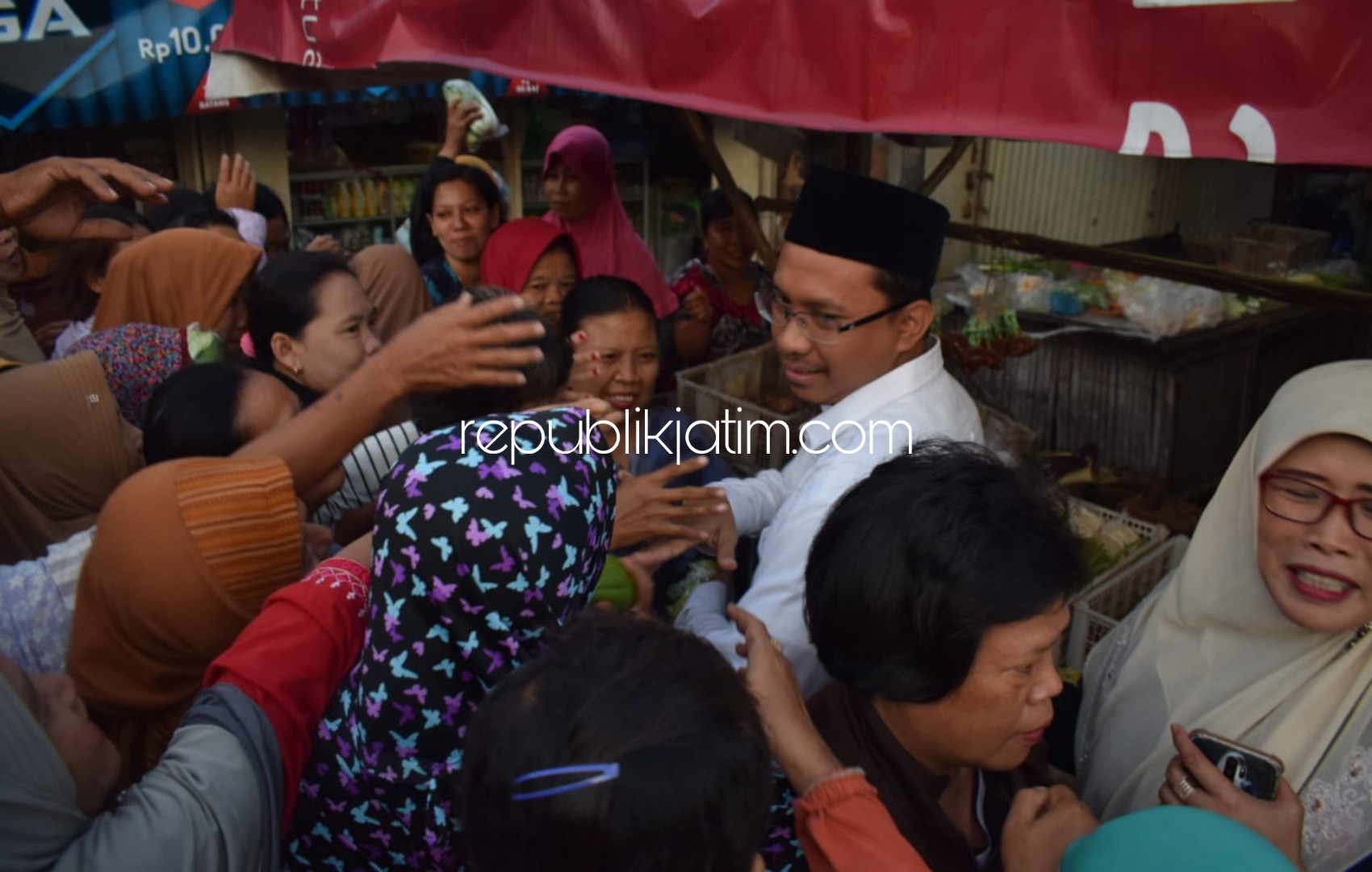 SOBO PASAR - Bacabup Sidoarjo, Ahmad Muhdlor Ali (Gus Muhdlor) blusukan ke Pasar Surungan, Desa Penambangan, Kecamatan Balongbendo, Sidoarjo yang dinilai sebagai pasar bersejarah disambut antusias warga, Minggu (01/03/2020).