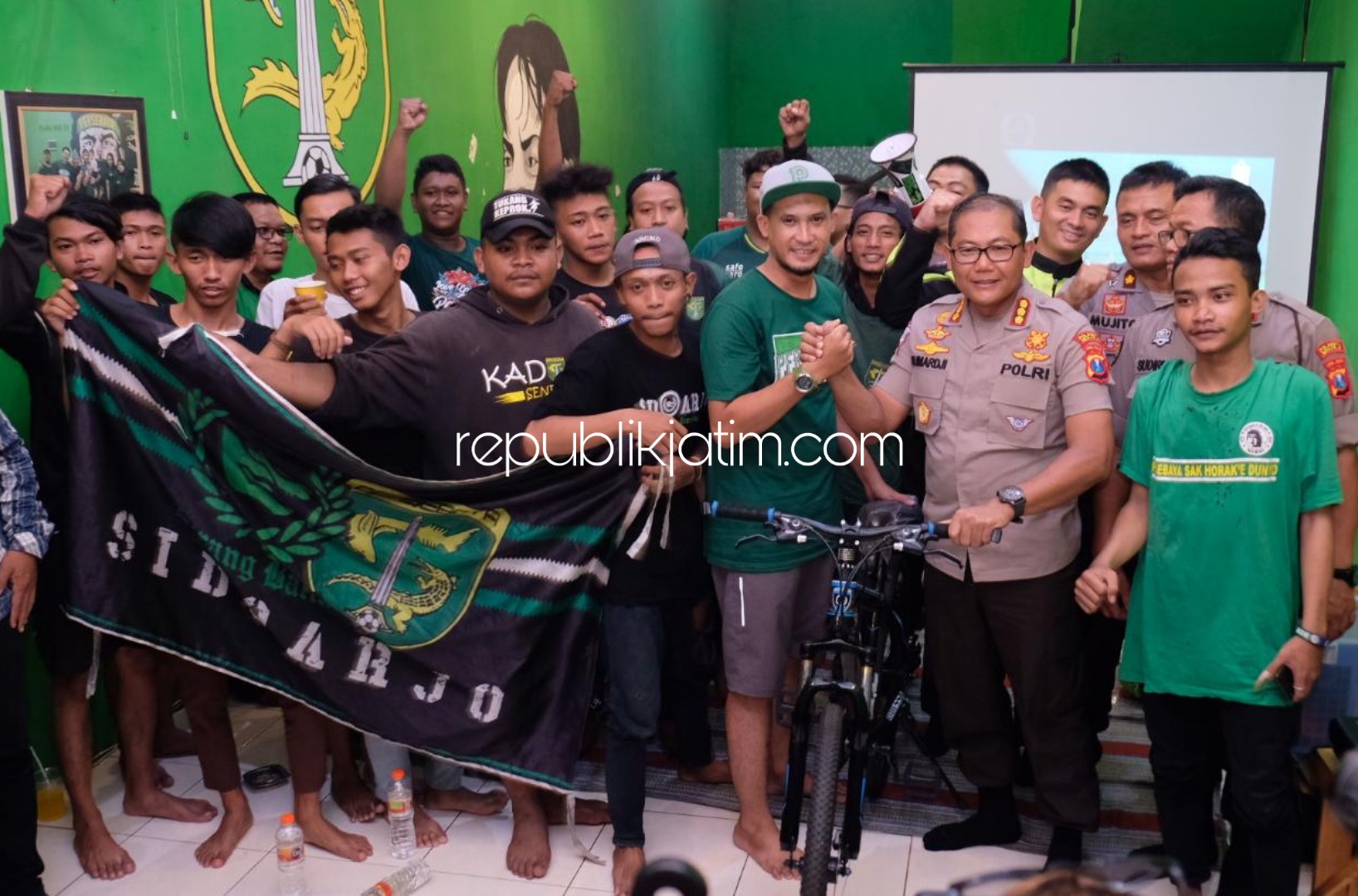 NOBAR - Kedekatan Kapolresta Sidoarjo Kombes Pol Sumardji nonton bareng (Nobar) Persebaya Vs Persik bersama Bonek dan Bonita sambil bagi-bagi doorprize di Kedai INR 27 JL Kartini, Sidoarjo, Sabtu (29/02/2020) malam. 