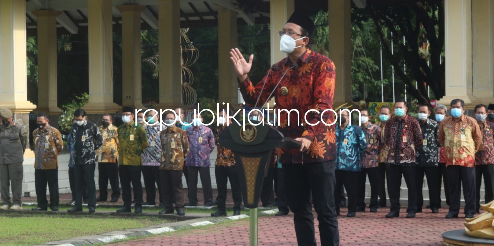 ARAHAN - Bupati Sidoarjo, Ahmad Muhdlor Ali (Gus Muhdlor) memberikan arahan kepada para pegawai Pemkab Sidoarjo dalam apel di Alun-Alun Sidoarjo, Selasa (02/03/2021).