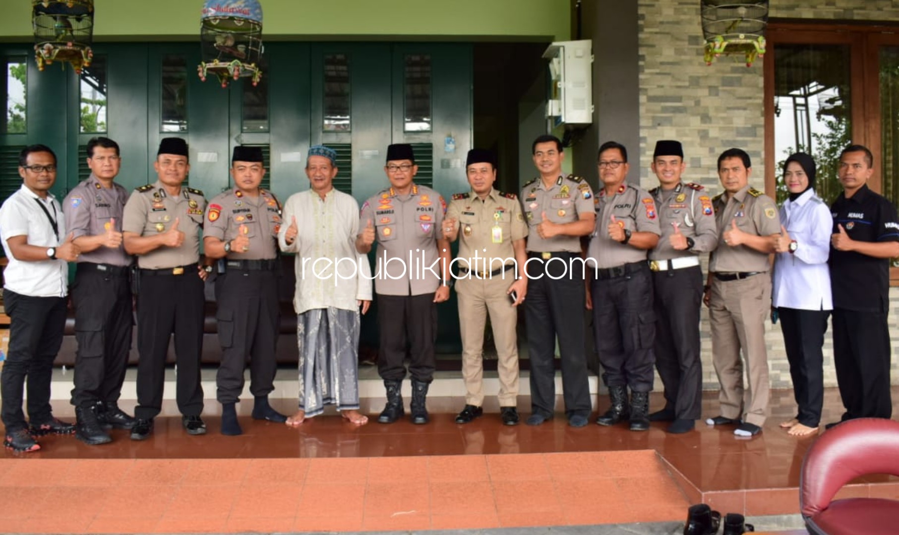SILATURRAHMI - Kapolresta Sidoarjo, Kombes Pol Sumardji dan PJU Polresta Sidoarjo bersilaturrahmi ke rumah Pengasuh Pesantren Progresif Bumi Sholawat, KH Agoes Ali Masyhuri, Senin (02/03/2020).