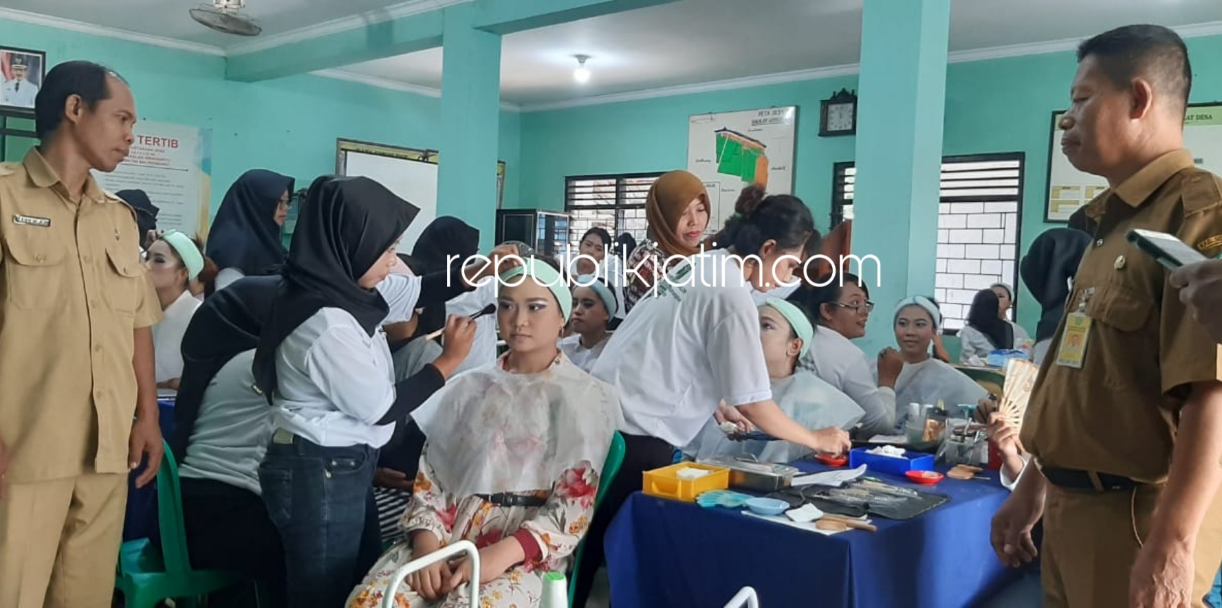PELATIHAN - Warga asal Desa Suwaluh dan Bakalan Wringinpitu, Kecamatan Balongbendo, Sidoarjo mengikuti Uji Kompetensi Sertifikasi Tata Rias (Make Up) di Kantor Balai Desa Bakalan Wringinpitu, Senin (02/03/2020).
