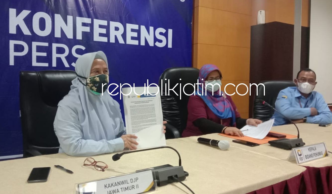 FAKTUR PALSU - Kepala Kanwil DJP Jatim II, Lusiani saat menggelar konferensi pers soal penyerehan tiga tersangka kasus dugaan penggunaan faktur palsu, Rabu (03/03/2021).