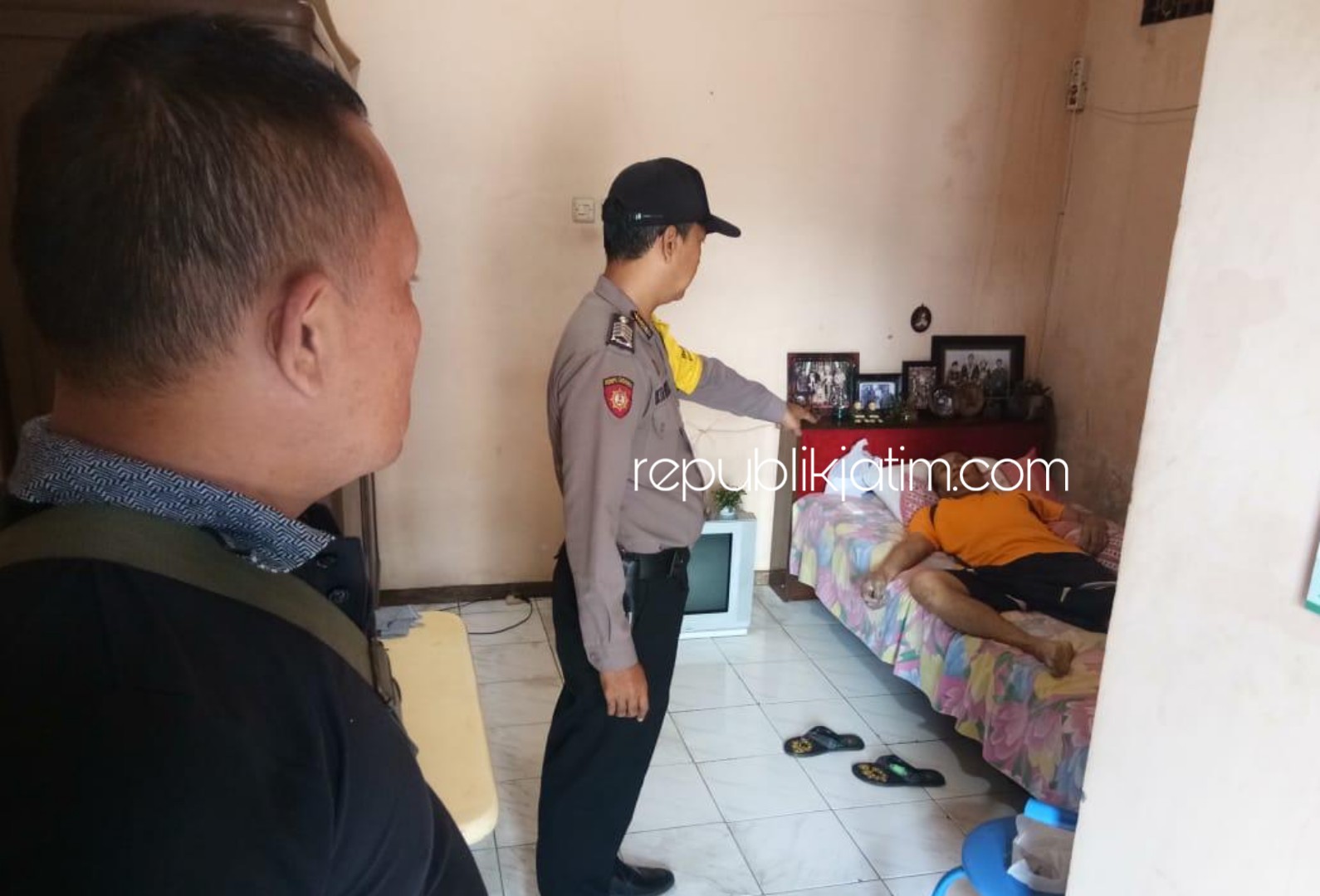 TEWAS - Sejumlah petugas Polresta Sidoarjo dan Polsek Krian menggelar olah TKP di kamar tewasnya Didik Dwi Suhartono (61) JL Raya Gubernur Sunandar Priyo Sudarmo Krian, Sidoarjo, Selasa (03/03/2020).