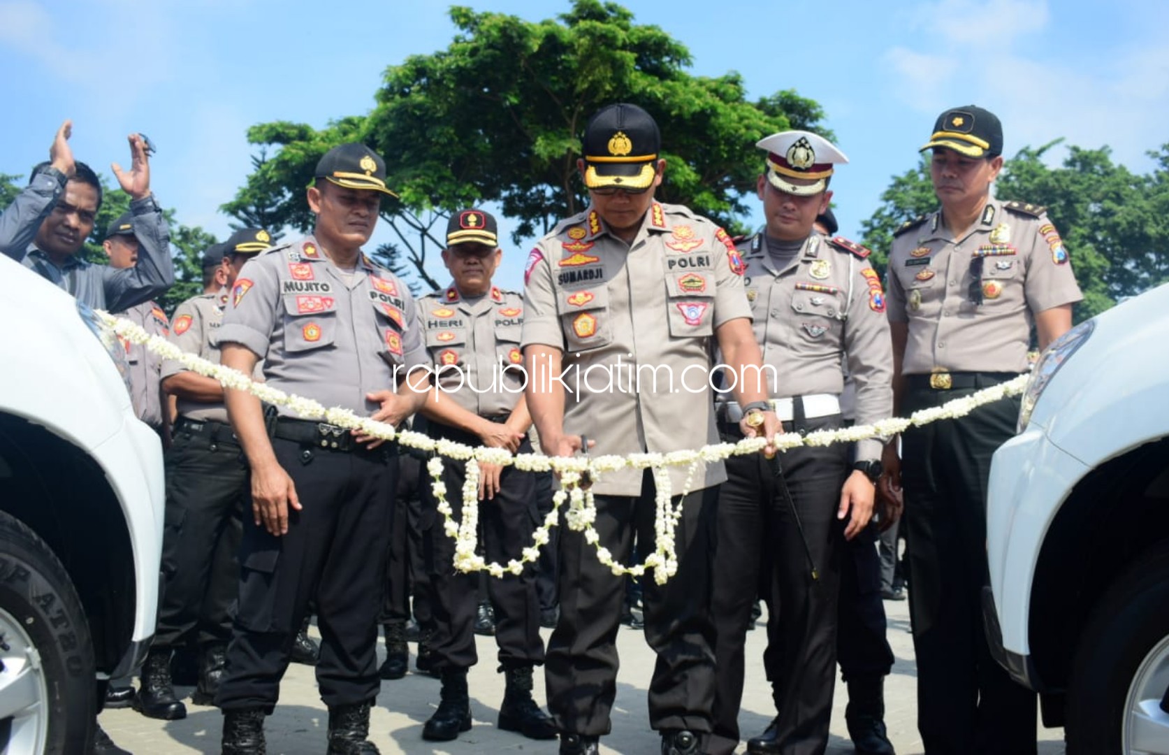 SERAHKAN - Kapolresta Sidoarjo Kombes Pol Sumardji menyerahkan 2 mobil jeep patroli, 500 buah rompi lalu lintas light, 300 helm, 500 buah tongkat button, 10 buah rompi anti peluru dan 10 paket riding gear kepada Polresta Sidoarjo, Selasa (03/03/2020).