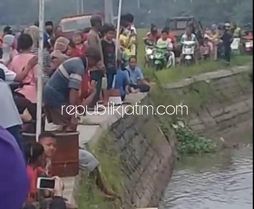 BUBARKAN - Kapolsek Krian, Kompol Mukhlason dan sejumlah anggota Polsek Krian membubarkan kerumunan warga saat syukuran atas dilantiknya Kades Sidomulyo, Kunadi di atas perahu Sungai Pelayaran, Kamis (04/03/2021).