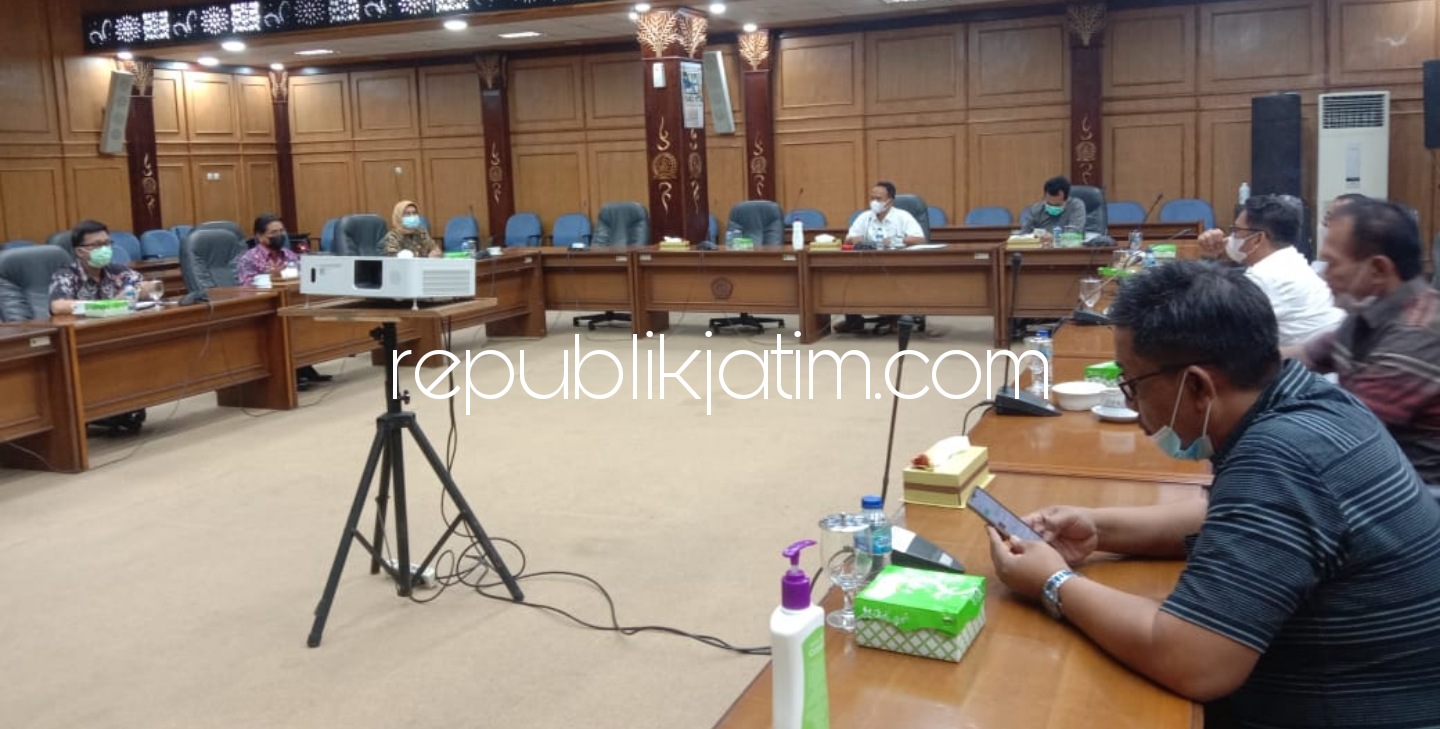 HEARING - Anggota dan pimpinan Komisi A DPRD Sidoarjo menggelar hearing sistem pelayanan yang ada di Dinas Kependudukan dan Pencatatan Sipil (Dispendukcapil) Pemkab Sidoarjo di ruang paripurna DPRD Sidoarjo, Kamis (04/03/2021).
