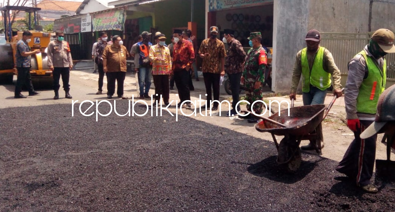 SIDAK - Bupati Sidoarjo, Ahmad Muhdlor Ali (Gus Muhdlor) didampingi Wabup Sidoarjo, Subandi sidak mengecek perbaikan jalan berlubang di JL Raya Kebonagung, Kecamatan Sukodono, Sidoarjo, Kamis (04/03/2021).