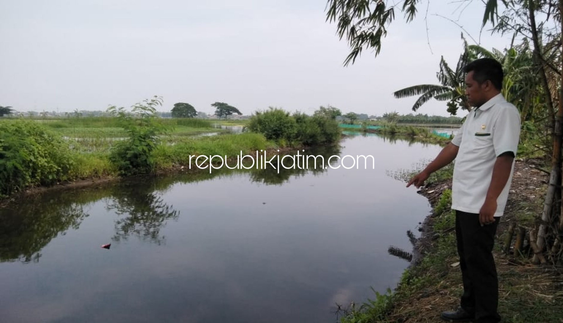 NORMALISASI - Kasun Penumpaan, Nanang HS menunjukkan lokasi jalan alternatif tanpa PJU dan sungai yang butuh dinormalisasi, Rabu (04/03/2020). 