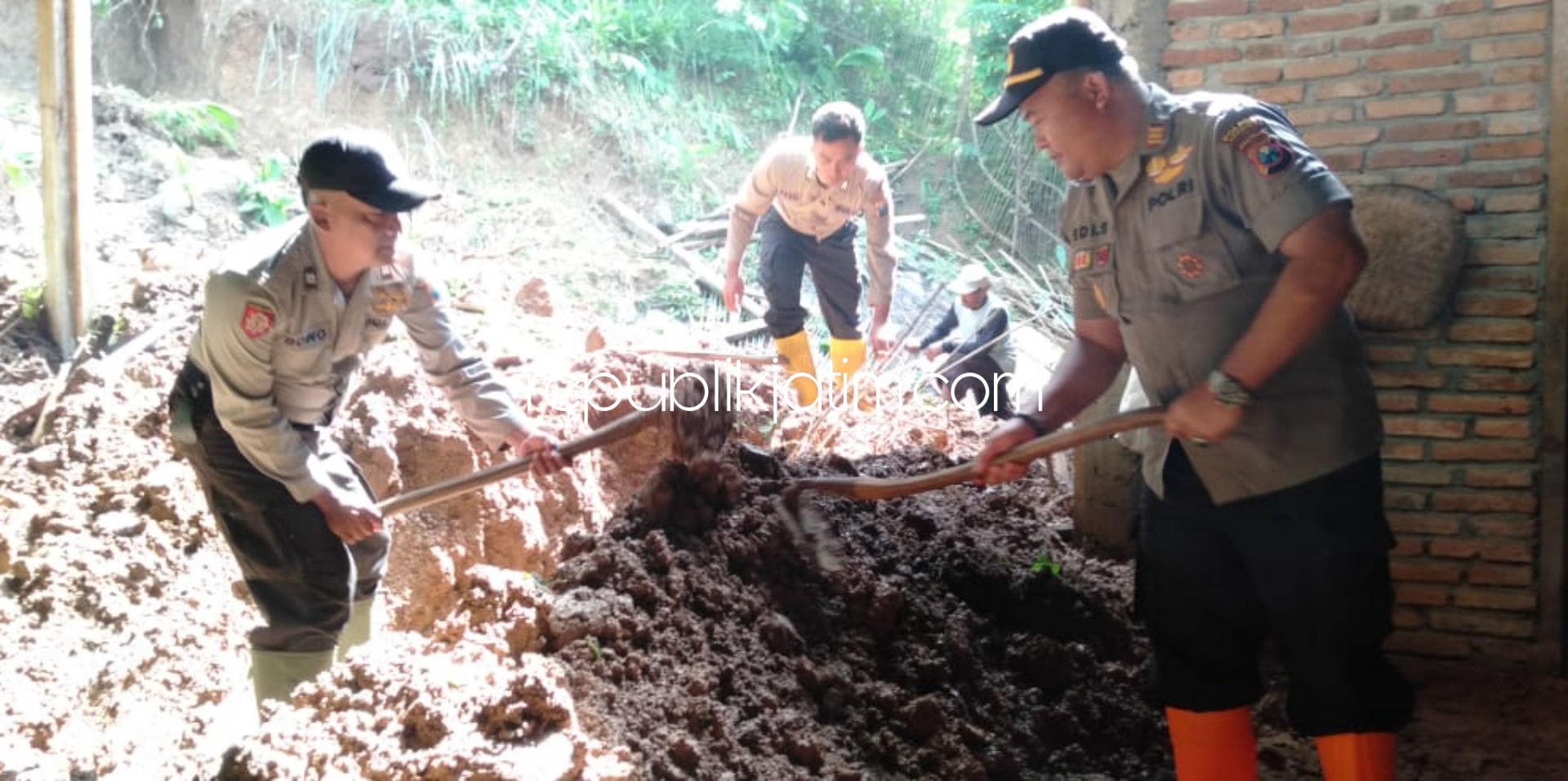 LONGSOR- Rumah warga Desa Tempuran, Kecamatan Sawoo, Ponorogo rusak parah usai diterjang tebing longsor di belakang rumahnya, Selasa (03/03/2020).