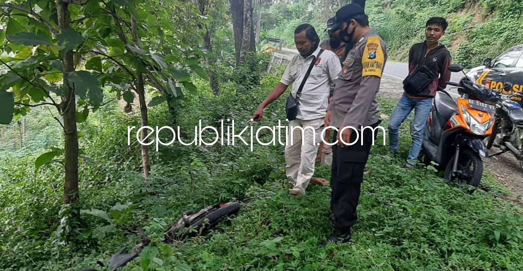 TAK BERTUAN - Totok warga Salatiga, Jawa Tengah memberikan keterangan di Polsek Sawoo saat hendak mengambil motor yang ditinggalkannya di jurang Sawoo, Rabu (03/03/2021) malam.